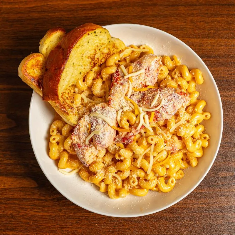 Lobster mac and cheese with garlic bread
